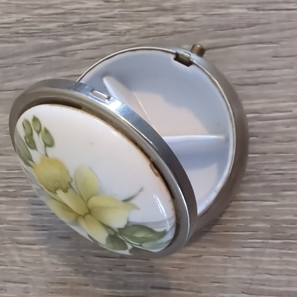 Vintage Floral Pill Trinket Case with Yellow Daffodil - Picture 4 of 6